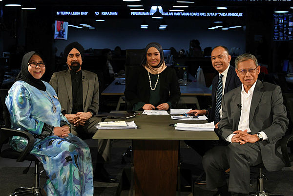 Micpa president Dr Veerinderjeet Singh (two, left) during an interview with Bernama yesterday. — Bernama