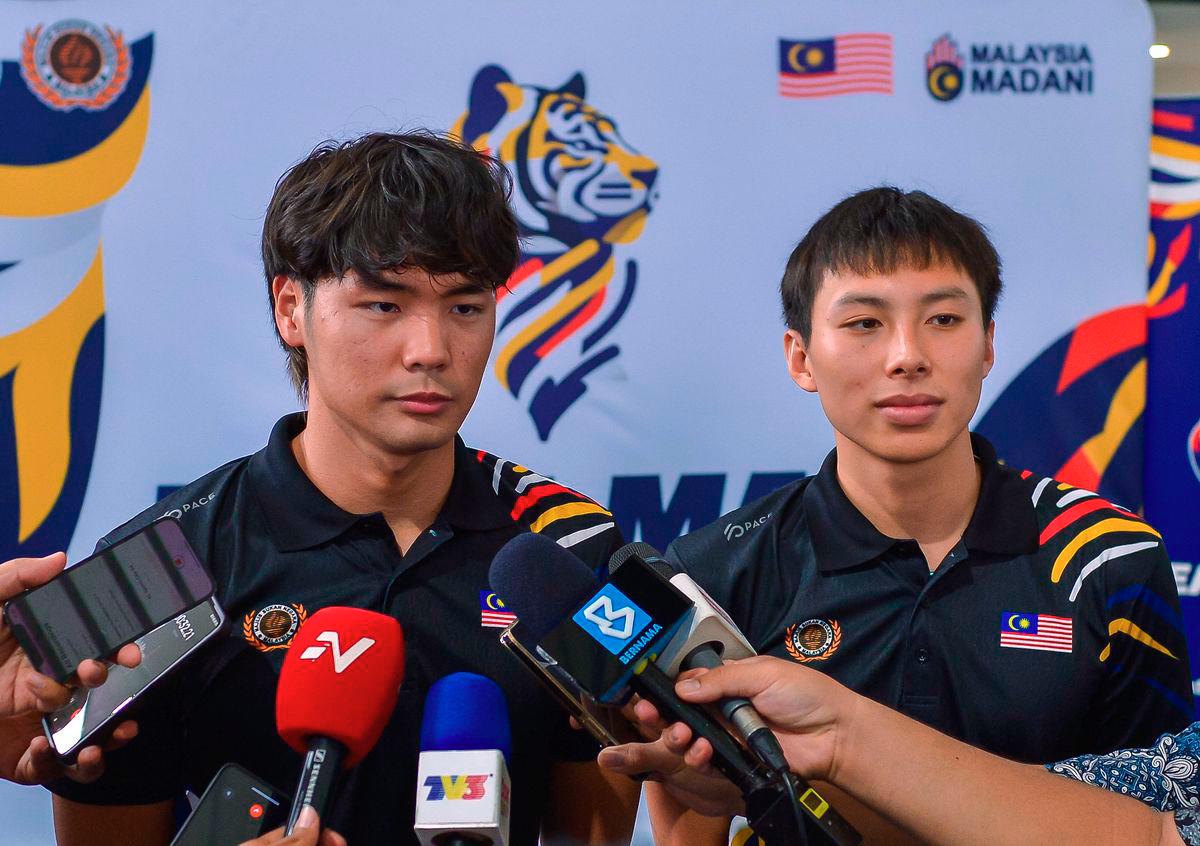 Swimmers Muhammad Dhuna Zulfikry (left) and Khiew Hoe Yean (right) speak to reporters after receiving a visit from 2025 SEA Games Chef de Mission (CDM) Nurul Huda Abdullah, who met with the national swimming squad for the 2025 SEA Games in Thailand, at Bukit Jalil today. – BERNAMA