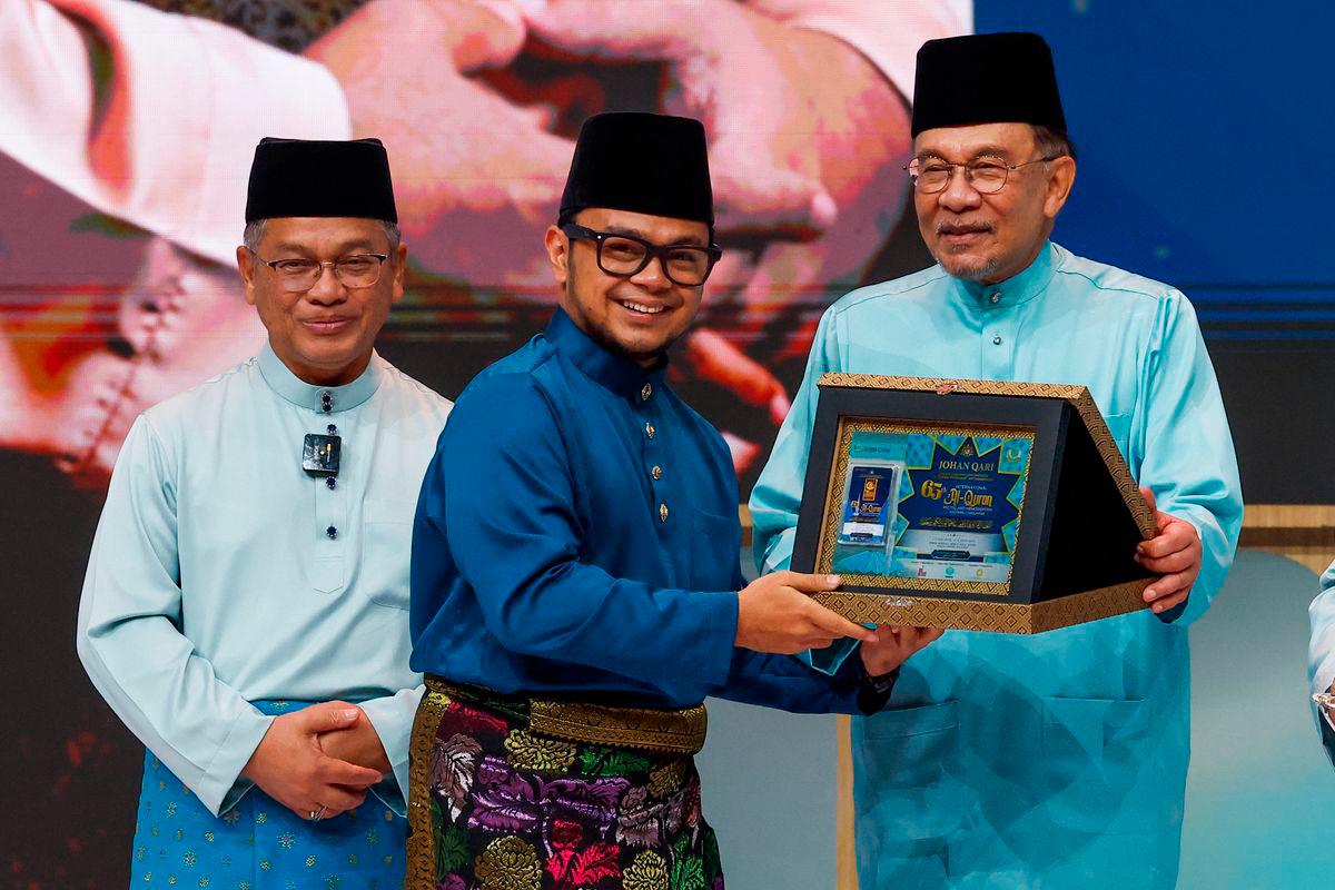 Perdana Menteri Datuk Seri Anwar Ibrahim menyampaikan Anugerah Tempat Pertama Kategori Tilawah (Lelaki) kepada Aiman Ridhwan Mohamad Ramlan pada Majlis Penutupan dan Penyampaian Hadiah Majlis Tilawah dan Hafazan Al-Quran Peringkat Antarabangsa (MTHQA) Ke-65 Tahun 1447/2025M di Pusat Dagangan Dunia Kuala Lumpur (WTCKL) hari ini. Turut sama Menteri di Jabatan Perdana Menteri (Hal Ehwal Agama) Datuk Dr Mohd Na’im Mokhtar- BERNAMA
