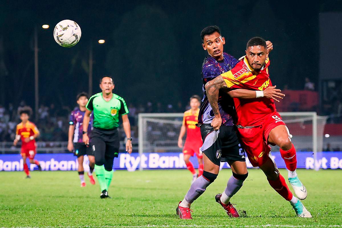 Pemain Selangor FC Willan Lira Sousa (kanan) diasak Pemain Terengganu FC Muhammad Safwan Mazlan pada perlawanan Liga Super Malaysia antara Pasukan Selangor FC menentang Terengganu FC di Stadium MBPJ semalam - fotoBERNAMA