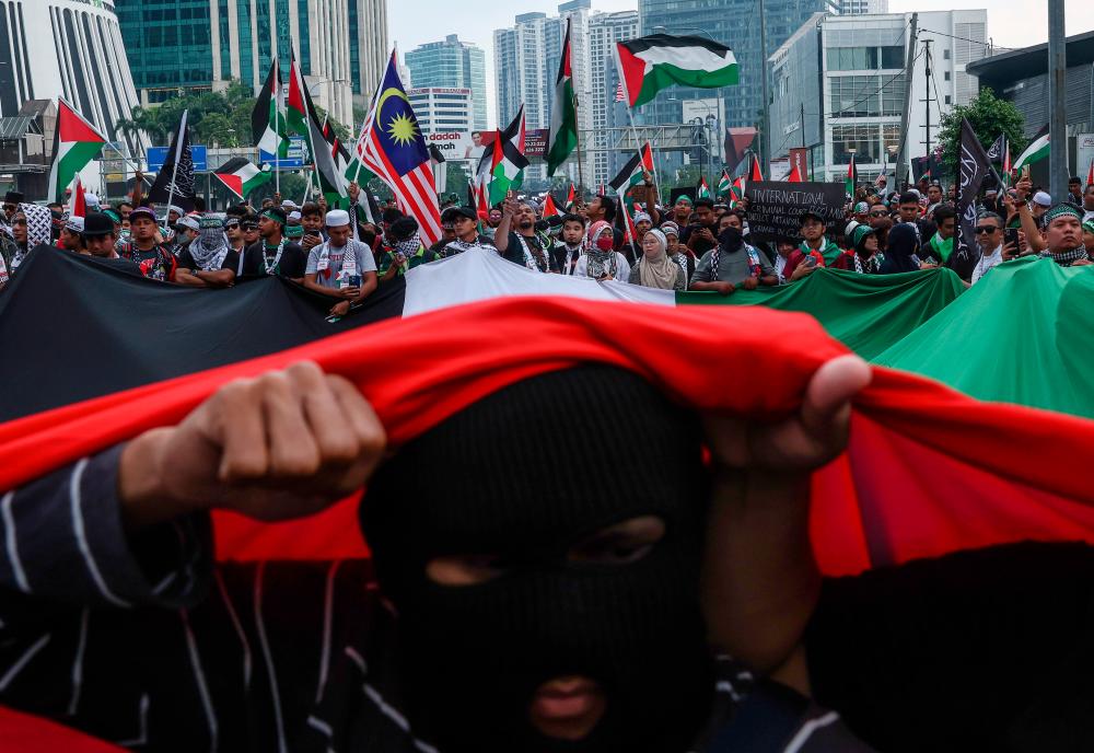 KUALA LUMPUR, Oct 28 -- The reaction of the public when they came to express solidarity with the Palestinian people at the Palestine Solidarity Rally near the United States embassy today. BERNAMAPIX