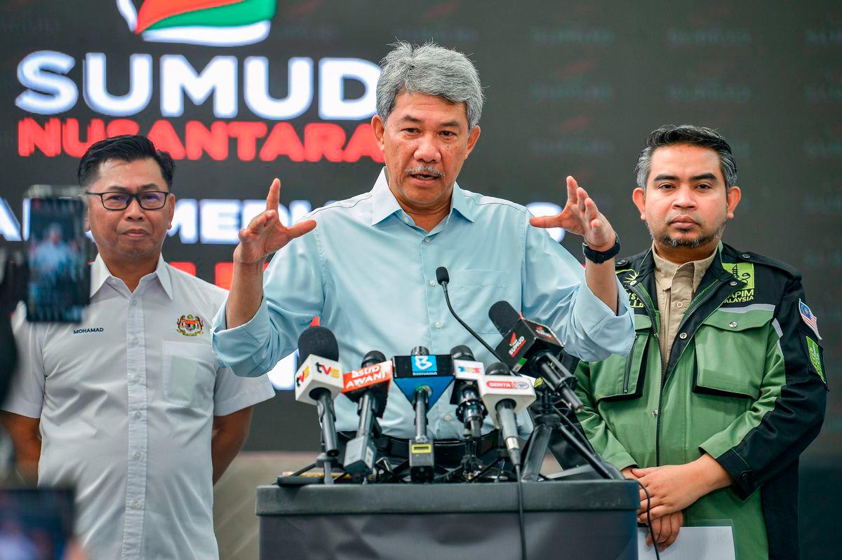 Foreign Minister Datuk Seri Mohamad Hassan (centre) during a press conference on the latest developments concerning the 23 Malaysian participants of the Global Sumud Flotilla (GSF) currently detained by Israel, at the Sumud Nusantara Command Centre (SNCC) today. Also present were Deputy Foreign Minister Datuk Mohamad Alamin (left) and SNCC Director-General Datuk Dr Sani Araby Abdul Alim Araby (right). – BERNAMA