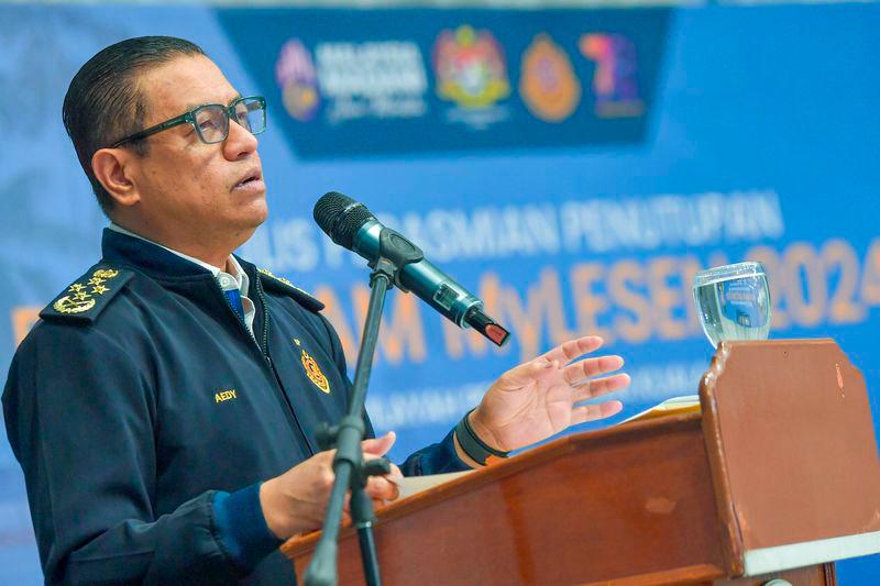 Ketua Pengarah Pengangkutan Jalan Malaysia, Datuk Aedy Fadly Ramli pada sidang media sempena majlis perasmian penutupan program MyLesen 2024 peringkat Wilayah Persekutuan Kuala Lumpur di Dewan Komuniti Setiawangsa hari ini. - fotoBERNAMA