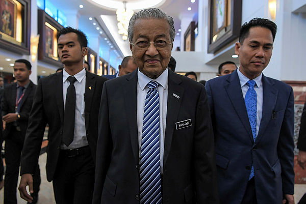 Prime Minister Tun Dr Mahathir Mohamad (centre), in Parliament today. — Bernama