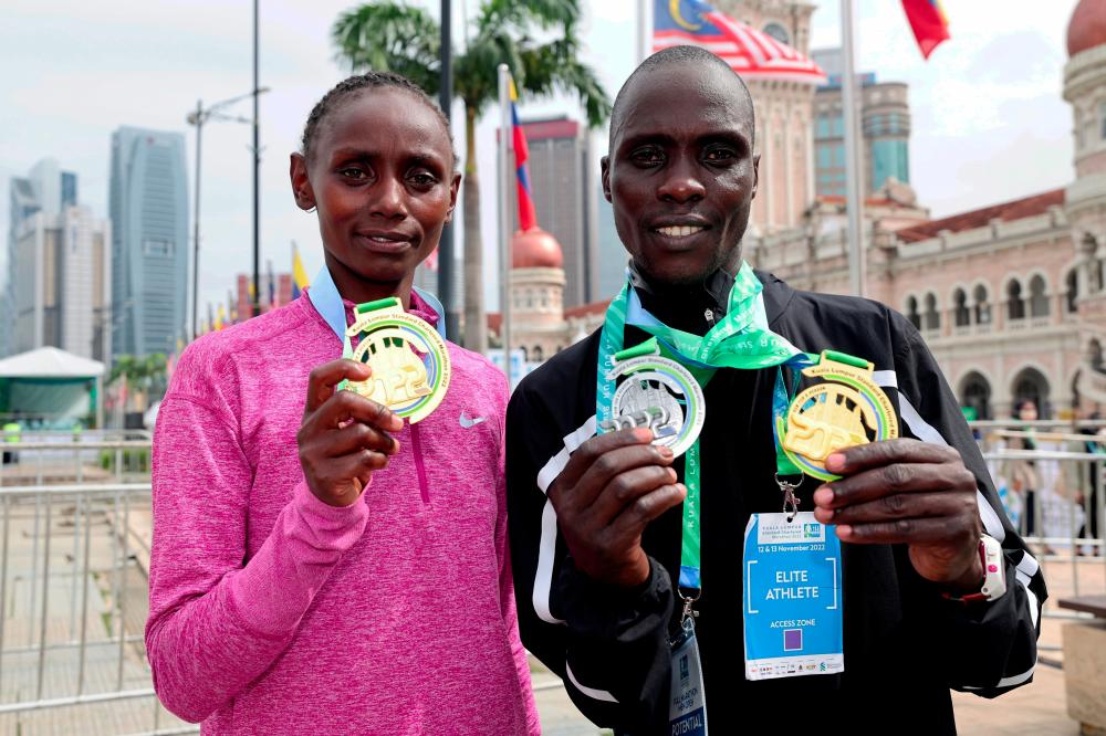 Kenyan runners Moses Kiptoo Kurgat and Shelmith Nyawira Muriuki who won the men’s and women’s category respectively during the 2022 KL Standard Chartered marathon at Dataran Merdeka on Nov 13 - BERNAMAPIX