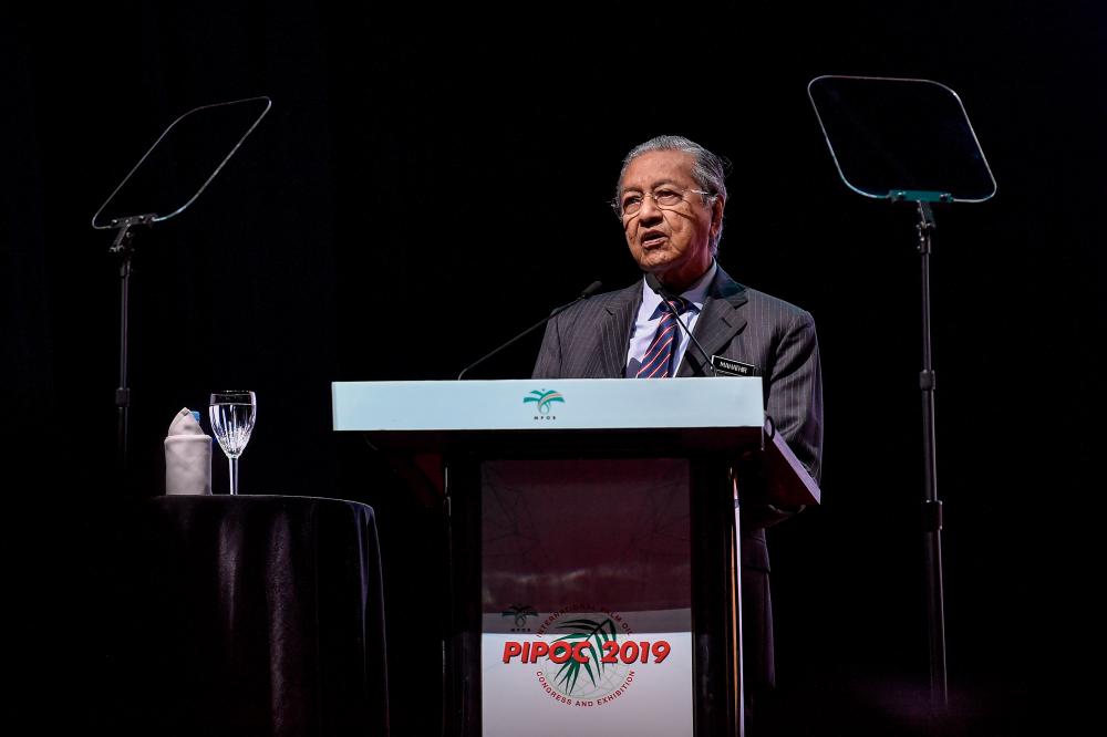 Prime Minister Tun Dr Mahathir Mohamad delivers his keynote address at the Malaysian Palm Oil Board (MPOB) International Palm Oil Congress and Exhibition (PIPOC) 2019 in Kuala Lumpur Convention Centre today. - Bernama