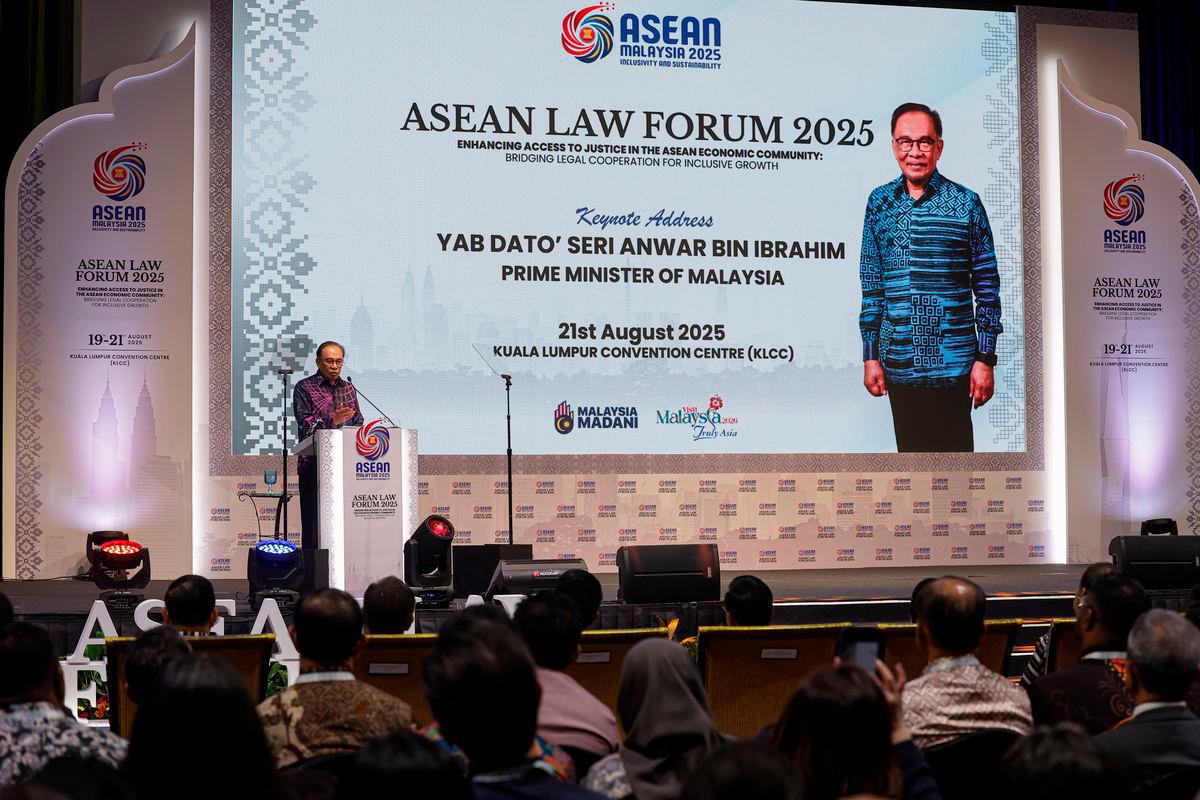 Perdana Menteri Datuk Seri Anwar Ibrahim menyampaikan ucapannya pada Forum Undang-Undang ASEAN 2025 yang bertemakan “Memperkasa Akses kepada Keadilan dalam Komuniti Ekonomi ASEAN: Menjambatani Kerjasama Perundangan untuk Pertumbuhan Inklusif dalam Era Digital” di Pusat Konvensyen Kuala Lumpur, hari ini - fotoBERNAMA
