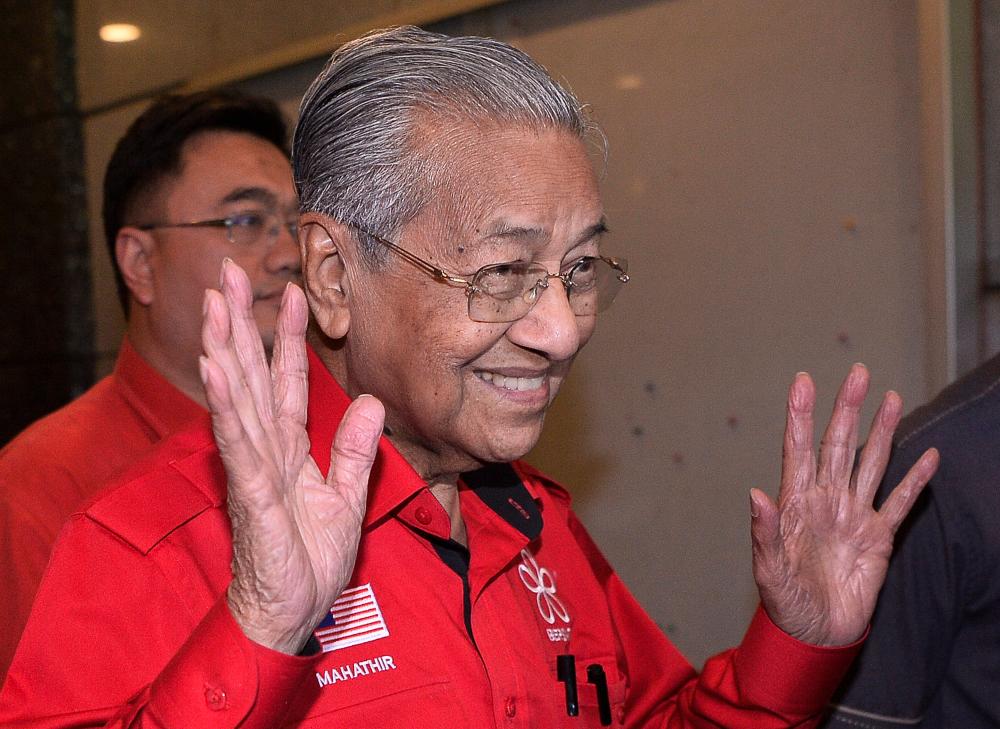 Prime Minister and Bersatu chairman Tun Dr Mahathir Mohamad leaves the Menara Yayasan Selangor after a special meeting at the party headquarters earlier today. - Bernama