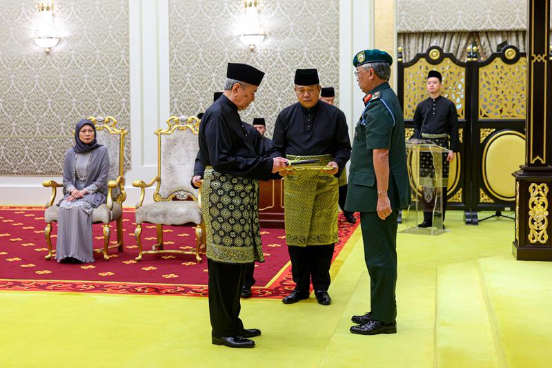 Yang di-Pertuan Agong Al-Sultan Abdullah Ri'ayatuddin Al-Mustafa Billah Shah berkenan mengurniakan Surat cara Pelantikan Yang Dipertua Negeri Sarawak kepada bekas Yang Dipertua Dewan Negara Tun Dr Wan Junaidi Tuanku Jaafar - fotoBERNAMA