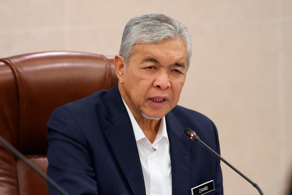 KUALA LUMPUR, 29 Mac -- Timbalan Perdana Menteri merangkap Menteri Kemajuan Desa Dan Wilayah Datuk Seri Dr Ahmad Zahid Hamidi bercakap pada sidang media selepas mempengerusikan mesyuarat mengenai Agenda Nasional Malaysia Sihat di Bangunan Parlimen hari ini. fotoBERNAMA