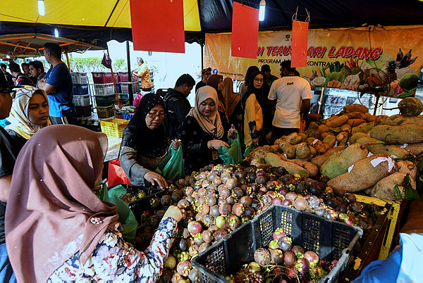 Filepix taken on June 28 shows visitors buying fruits at a stall during the ‘My Best Buy’ programme held at the FAMA headquarters in Kuala Lumpur.