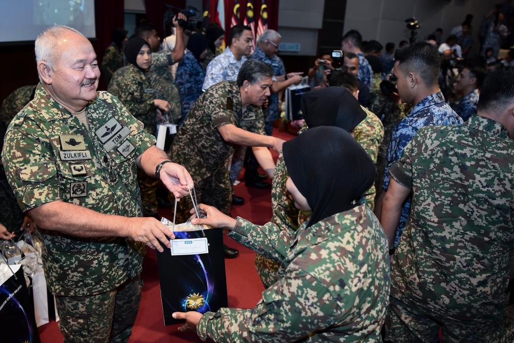 Malaysian Armed Forces (MAF) chief General Tan Sri Zulkifli Zainal Abidin (L) and Army chief General Datuk Seri Ahmad Hasbullah Mohd Nawawi distributing goodie bags sponsored by Bank Simpanan Nasional (BSN) and Mstar Online to MAF personnel in conjunction with Hari Raya Aidilfitri at Wisma Pertahanan in Kuala Lumpur on May 30, 2019. Also in attendance are Navy chief Datuk Mohd Reza Mohd Sany and Air Force chief General Tan Sri Affendi Buang. — Bernama