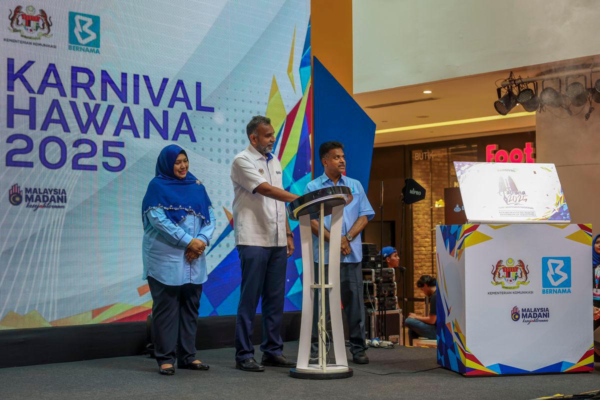 Timbalan Ketua Setiausaha (Infrastruktur Telekomunikasi) Kementerian Komunikasi Mano Verabathran (dua kanan) melakukan gimik Pelancaran Karnival HAWANA 2025 di ruang legar Sunway Putra Mall hari ini.
