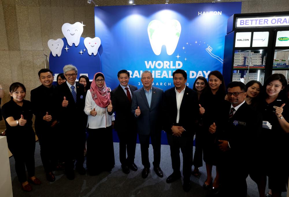 KUALA LUMPUR, 20 March -- Deputy Prime Minister Datuk Seri Fadillah Yusof poses for a commemorative photo after officiating the World Oral Health Day Celebration and the Launch of the National Dental Health Policy today. BERNAMAPIX