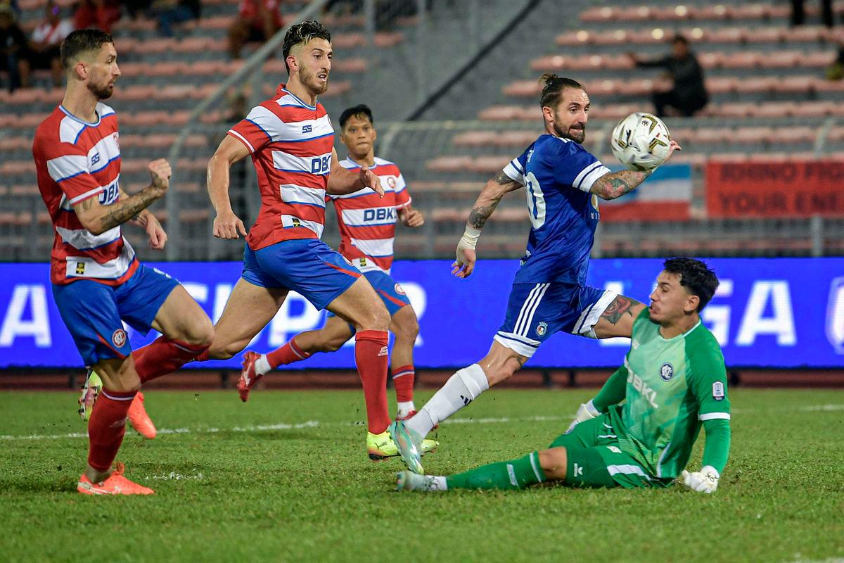 Pemain Sabah FC Azhad Harraz (dua, kanan) melakukan percubaan sambil diselamatkan penjaga gol KL City FC Quincy Julian (kanan) pada saingan Liga Super Malaysia 2025/2026 di Stadium Bola Sepak Kuala Lumpur Cheras malam ini - BERNAMA