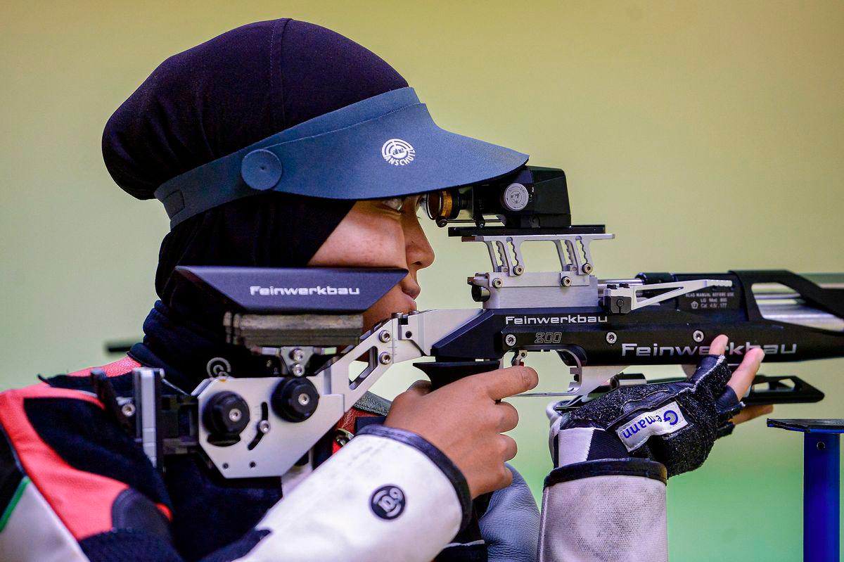 Shooter Alia Husna Budruddin during a training session in conjunction with a visit by 2025 SEA Games Chef de Mission (CDM) Nurul Huda Abdullah, who met with the national shooting squad for the 2025 SEA Games in Thailand, at Bukit Jalil today. – BERNAMA