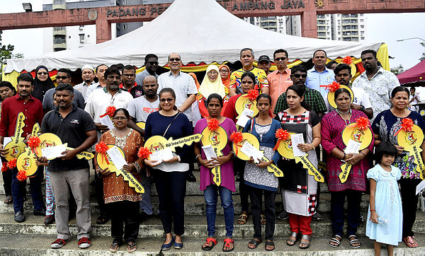 Deputy Prime Minister Datuk Seri Dr Wan Azizah Wan Ismail poses with key recipients of transit houses under the Kuala Lumpur City Hall’s (KLCH) People’s Housing Project (PHP). — Bernama