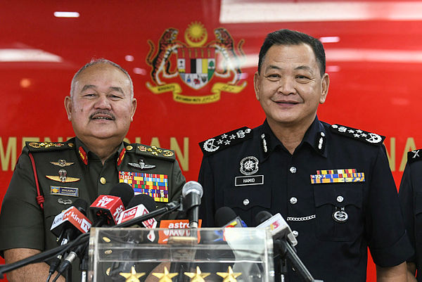 Chief of Armed Forces (ATM) Gen Tan Sri Zulkifli Zainal Abidin (left) alongside Inspector-General of Police Datuk Seri Abdul Hamid Bador at a press conference at ATM headquarters today. — Bernama
