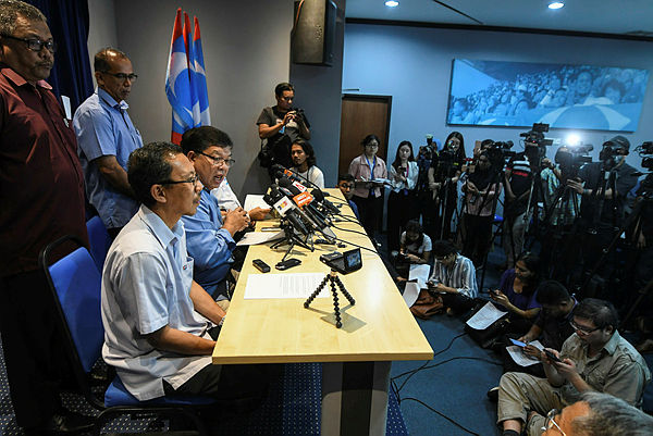 Kedah PKR chairman Datuk Johari Abdul (seated, 2nd from L) speaks at a press conference after the first meeting of the council at the PKR headquarters in Petaling Jaya today. — Bernama