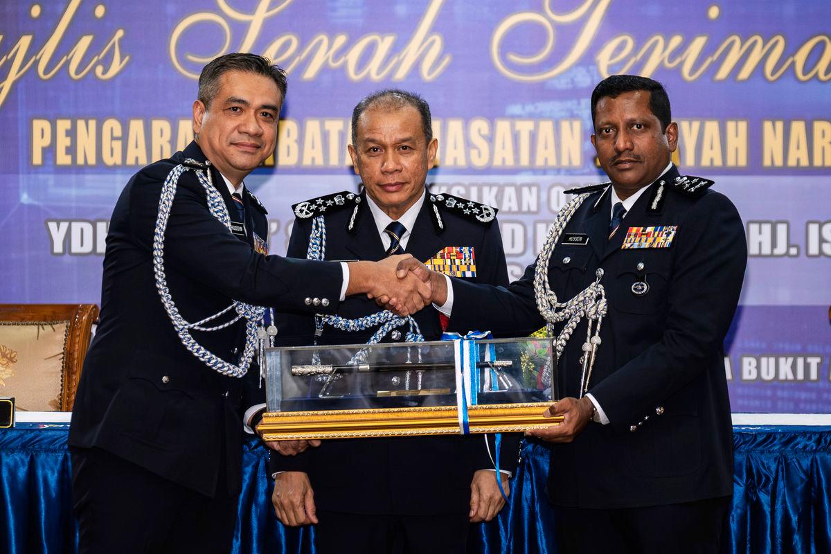 Ketua Polis Negara Datuk Seri Mohd Khalid Ismail (tengah) menyaksikan penyerahan tongkat kuasa jawatan Pengarah Jabatan Siasatan Jenayah Narkotik (JSJN) Bukit Aman daripada Pemangku Pengarah JSJN Bukit Aman Datuk Mat Zani @ Mohd Salahuddin Che Ali (kiri) kepada Datuk Hussein Omar Khan (kanan) pada Majlis Serah Terima Tugas Pengarah JSJN di Mes Pegawai Kanan Polis di Bukit Aman, hari ini -BERNAMA