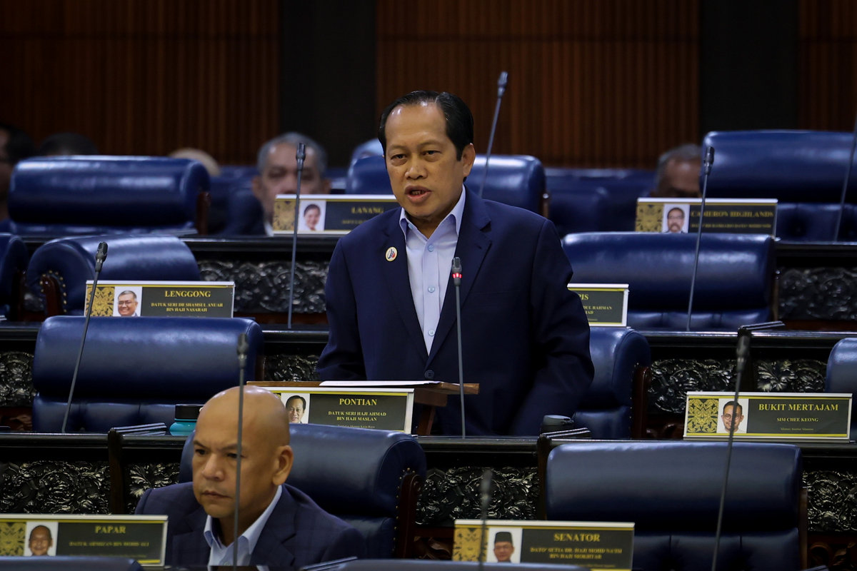 Deputy Minister of Works, Datuk Seri Ahmad Maslan, speaks during the oral question-and-answer session held in conjunction with the Second Meeting of the Fourth Session of the 15th Parliament at the Parliament Building. – BERNAMA
