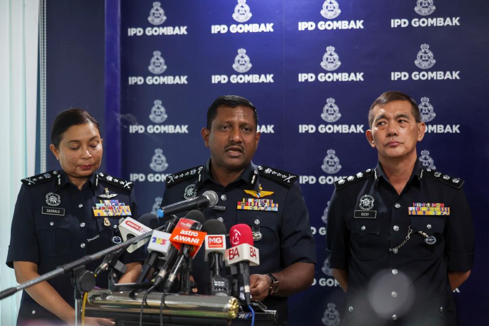 Ketua Polis Selangor Datuk Hussein Omar Khan (tengah) - fotoBERNAMA
