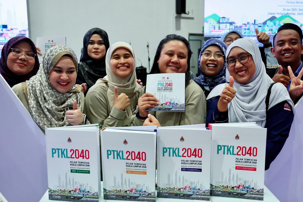 Urusetia majlis bergambar bersama buku Pelan Tempatan Kuala Lumpur 2040 (PTKL2040) yang dilancarkan Perdana Menteri Datuk Seri Anwar Ibrahim di Dewan Perdana Mestika, Institut Latihan DBKL hari ini. - fotoBERNAMA
