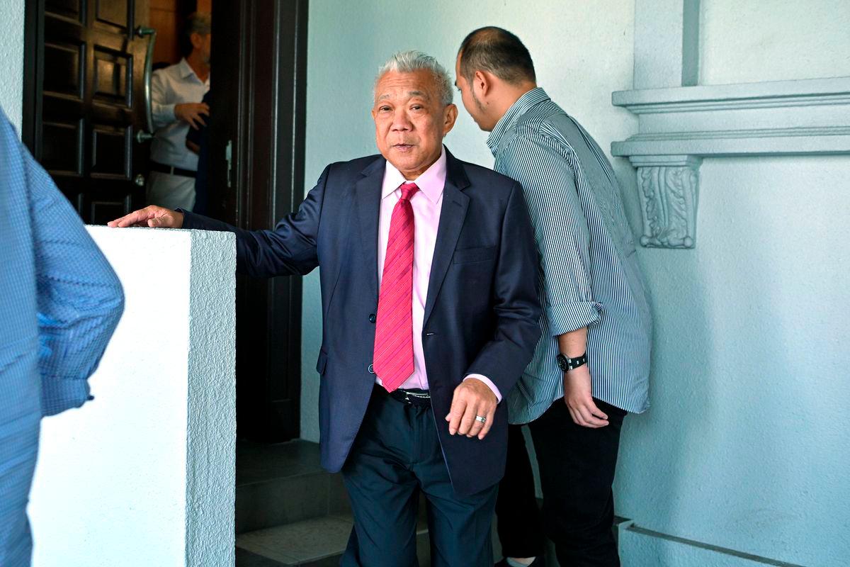 Ahli Parlimen Kinabatangan Datuk Seri Bung Moktar Radin (tengah) hadir ke Mahkamah Sesyen hari ini bagi prosiding perbicaraan membela diri atas tiga pertuduhan rasuah berjumlah RM2.8 juta. - BERNAMA