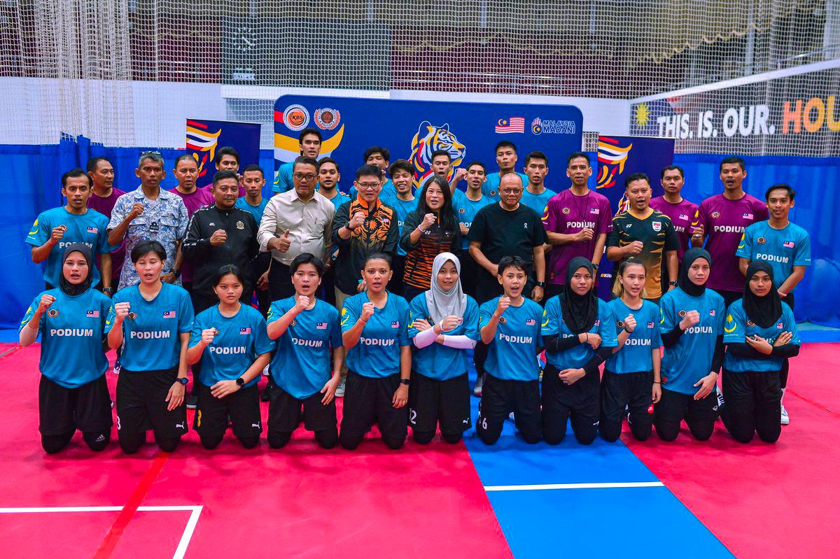 Ketua Kontinjen (CDM) Sukan SEA 2025 Nurul Huda Abdullah bergambar bersama barisan Atlet Sepak Takraw yang bakal beraksi di Sukan SEA Thailand 2025, di Bukit Jalil - fotoBERNAMA