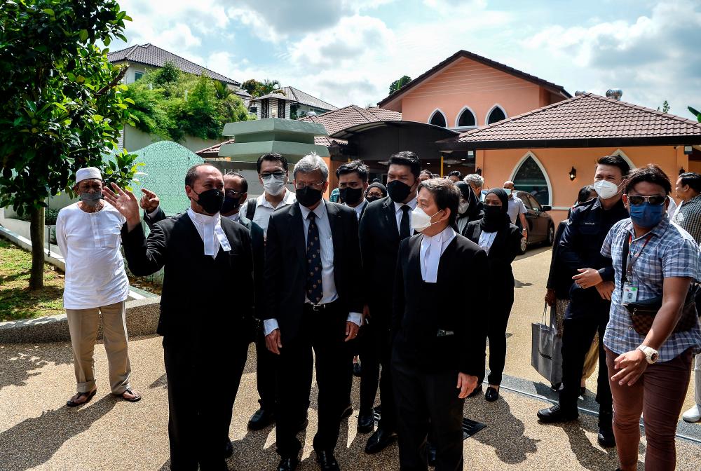 KAJANG, 1 Ogos -- Hakim Mahkamah Tinggi Datuk Collin Lawrence Sequerah (tengah) ketika hadir di Madrasah Tahfiz Al-Falah bagi melawat dua unit banglo di Country Heights, Kajang berkaitan perbicaraan kes ekas Timbalan Perdana Menteri Datuk Seri Dr Ahmad Zahid Hamidi berhubung dana Yayasan Akalbudi hari ini. fotoBERNAMA