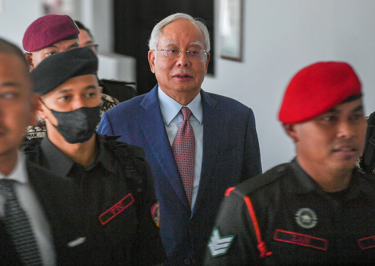 Bekas Perdana Menteri Datuk Seri Najib Tun Razak (tengah) hadir di Kompleks Mahkamah Kuala Lumpur pada 2 Mac 2023. - BERNAMA