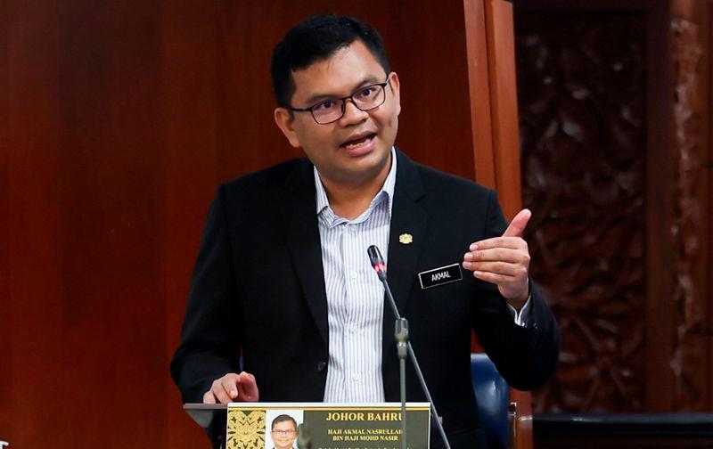 Timbalan Menteri Peralihan Tenaga dan Transformasi Air Akmal Nasrullah Mohd Nasir ketika sesi soal jawab lisan pada sesi jawab lisan ketika Mesyuarat Pertama Penggal Keempat Parlimen ke-15 di Dewan Rakyat hari ini. - fotoBERNAMA