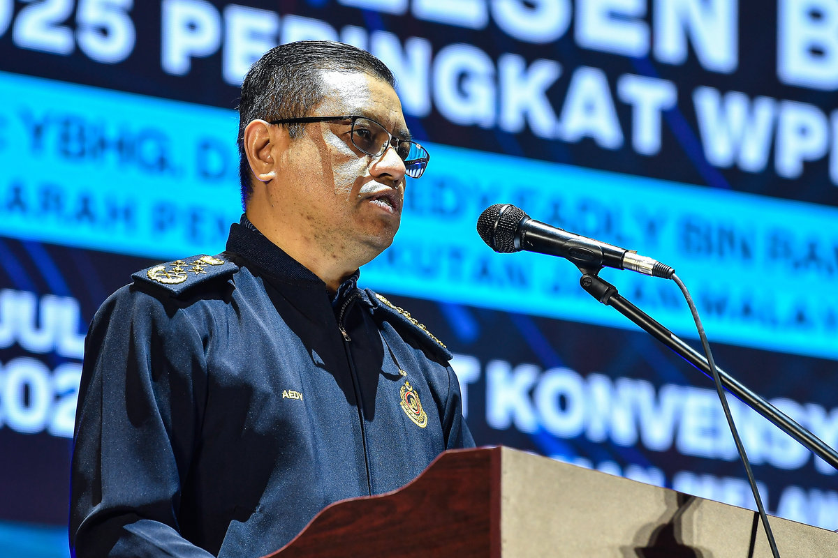 Director-General of the Road Transport Department (JPJ), Datuk Aedy Fadly Ramli, delivers the officiating speech at the 2025 MyLesen B2 Programme for the Federal Territory of Kuala Lumpur (WPKL) held at the MPAJ Convention Centre, Taman Melawati, today. - BERNAMA