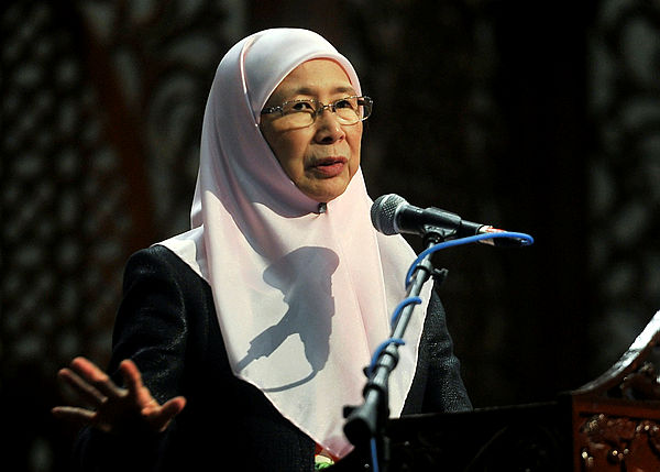 Deputy Prime Minister Datuk Seri Dr Wan Azizah Wan Ismail speaking at the Productivity with Community Day and the launch of Awaspada guidebook in the UIAM Gombak Campus Culture Centre. — Bernama
