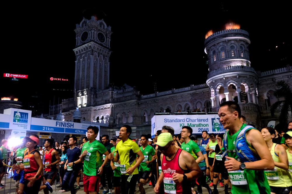 Participants of ‘Half Marathon’ run with distance 21km during Standard Chartered KL Marathon 2018 at Dataran Merdeka on April 8, 2018. — Bernama