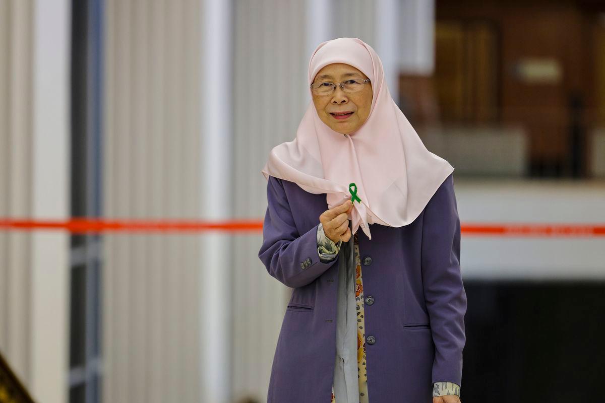 Isteri Perdana Menteri Datuk Seri Dr Wan Azizah Wan Ismail yang juga Ahli Parlimen Bandar Tun Razak, menunjukkan pin lencana riben hijau yang dipakainya sempena Hari Kesihatan Mental Sedunia 2023 ketika menghadiri persidangan Dewan Rakyat di Bangunan Parlimen, hari ini. fotoBERNAMA