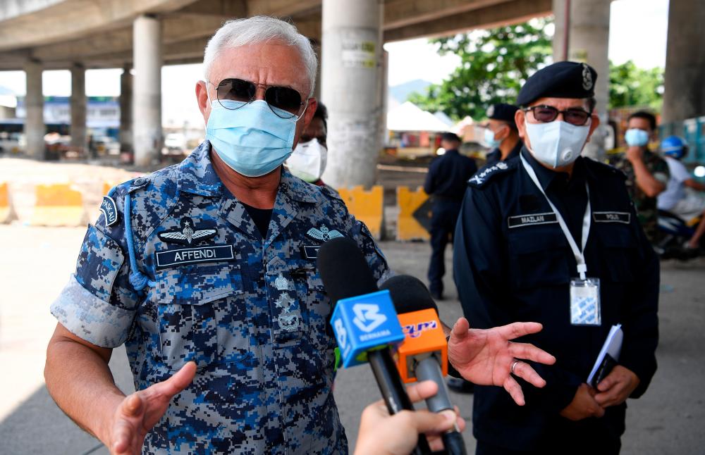 Chief of Defence Force, Gen Tan Sri Affendi Buang (L) speaks to the media after inspecting barbed wire installed around the Kuala Lumpur Wholesale Market today. Kuala Lumpur police chief Datuk Seri Mazlan Lazim also attended. - Bernama