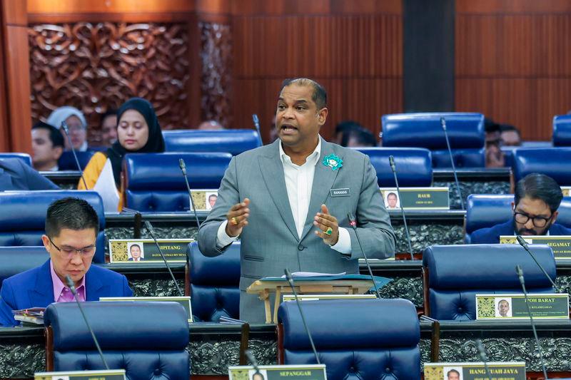 Timbalan Menteri Pembangunan Usahawan dan Koperasi Datuk Seri R Ramanan pada sesi jawab lisan di Dewan Rakyat hari ini. - fotoBERNAMA