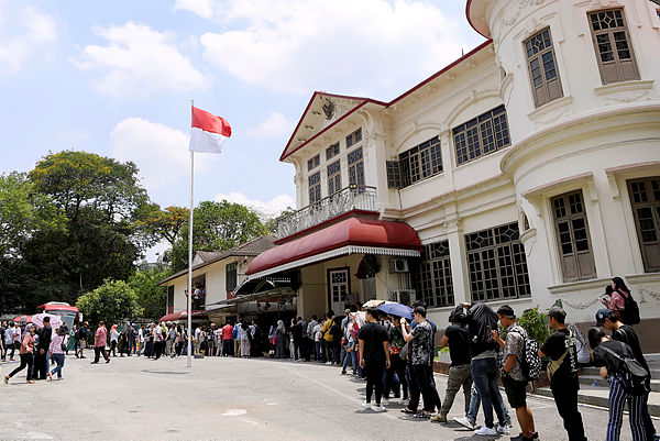 Indonesian citizens in Malaysia line up at the Indonesian embassy in Kuala Lumpur to participate in early voting for the President and Vice President of that country. — Bernama