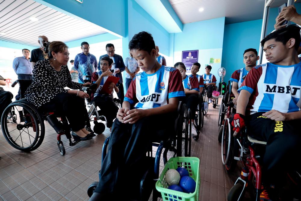 KUALA LUMPUR, Dec 15 -- OKU Sentral President Senator Datuk Ras Adiba Radzi who is also Chairman of the National News Organization of Malaysia (Bernama) was friendly with some of the state’s athletes when he attended the MBPJ 2022 Disabled People’s Championship at Dewan D’Kelana, Petaling. Jaya today. BERNAMAPIX