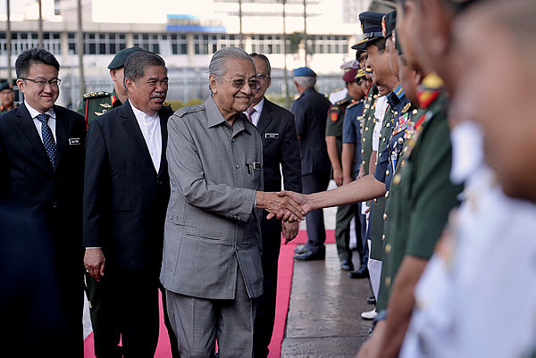 Prime Minister Tun Dr Mahathir Mohamad shakes hands with some of the senior officers of the Malaysian Armed Forces (MAF) when he finished his official visit to the Defence Ministry today. — Bernama