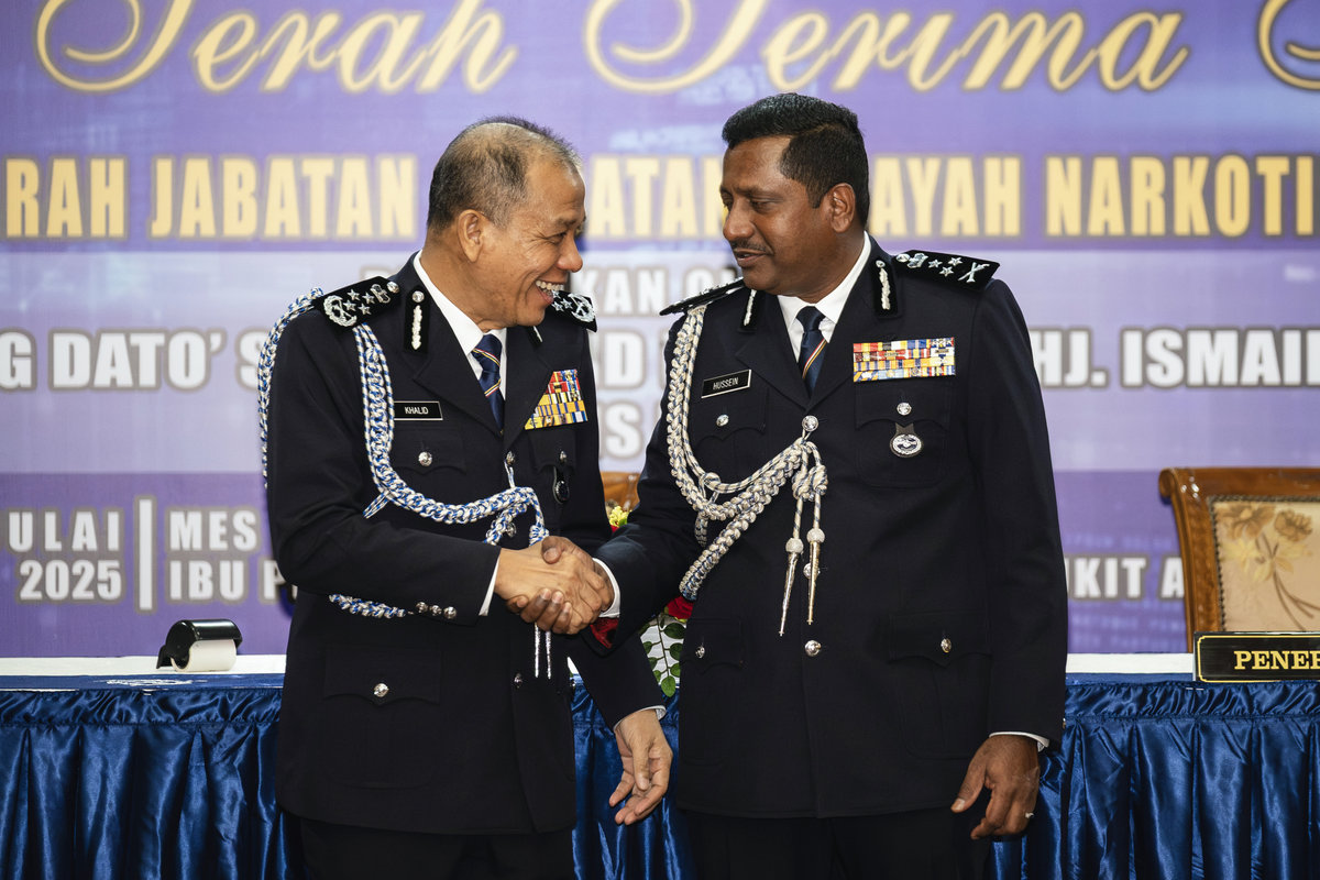 Inspector-General of Police Datuk Seri Mohd Khalid Ismail (left) shakes hands with the new Director of the Narcotics Crime Investigation Department (NCID), Datuk Hussein Omar Khan (right), during the NCID Director Handover Ceremony at the Senior Police Officers’ Mess in Bukit Aman today. – BERNAMA