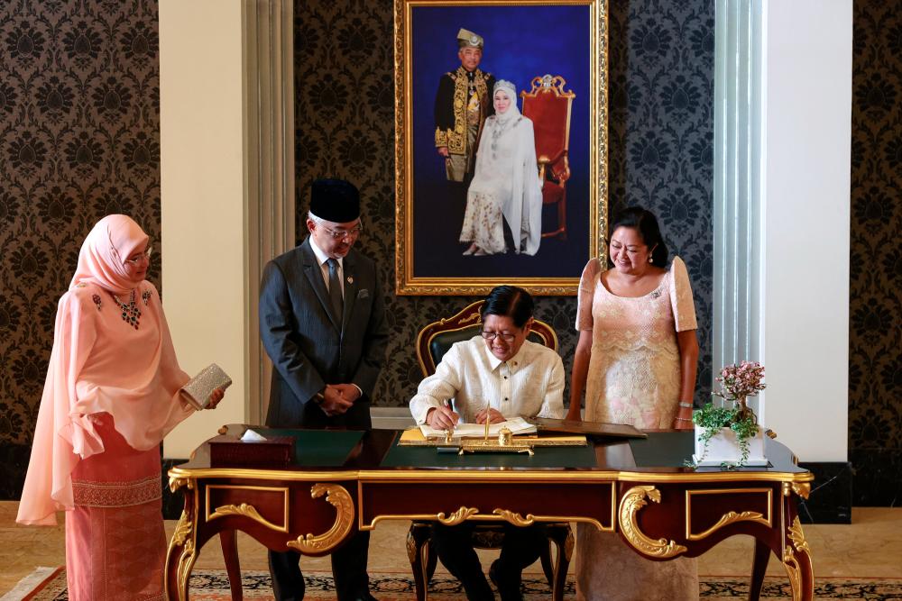 KUALA LUMPUR, 26 July -- Yang di-Pertuan Agong Al-Sultan Abdullah Ri’ayatuddin Al-Mustafa Billah Shah (second, left) and Raja Permaisuri Agong Tunku Hajah Azizah Aminah Maimunah Iskandariah (left) agreed to witness Philippine President Ferdinand Marcos Jr and Louise Araneta-Marcos’ wife signed the guest book in conjunction with the national celebration at the National Palace today. BERNAMAPIX