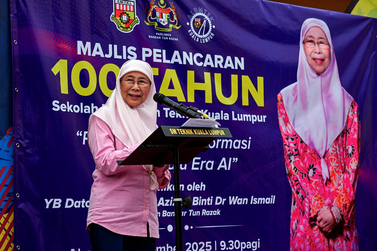 Isteri Perdana Menteri merangkap Ahli Parlimen Bandar Tun Razak, Datuk Seri Dr Wan Azizah Wan Ismail menyampaikan ucapan pada Majlis Pelancaran 100 Tahun Sekolah Menengah Teknik Kuala Lumpur hari ini. - Bernama