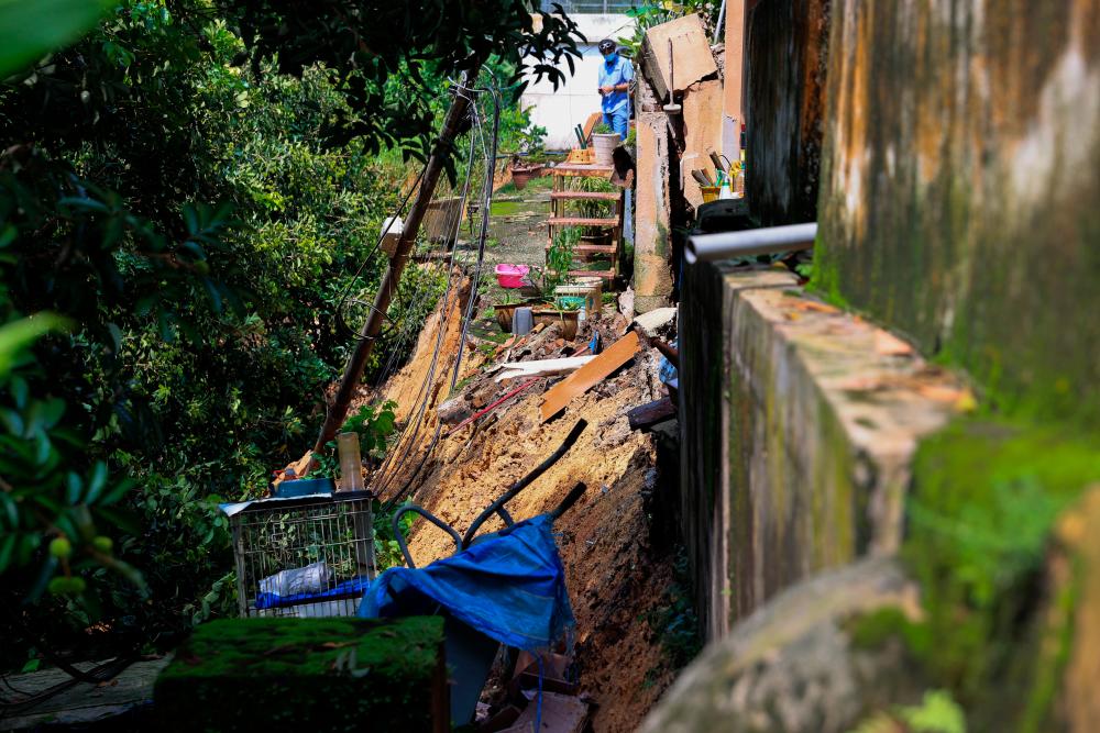 The landslide site at Taman Kelab Ukay, Bukit Antarabangsa, which had affected seven houses today. - Bernama