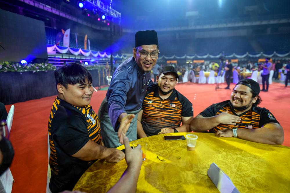 KUALA LUMPUR, May 31-Youth and Sports Minister Datuk Seri Ahmad Faizal Azumu (second, left) greets the country’s paralympic athletes at the Youth and Sports Ministry’s Aidilfitri Celebration today. BERNAMAPIX
