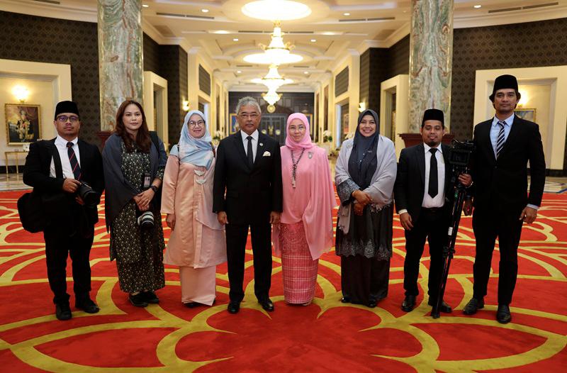 Solemn call of Azan accompanies Al-Sultan Abdullah, Tunku Azizah’s ...