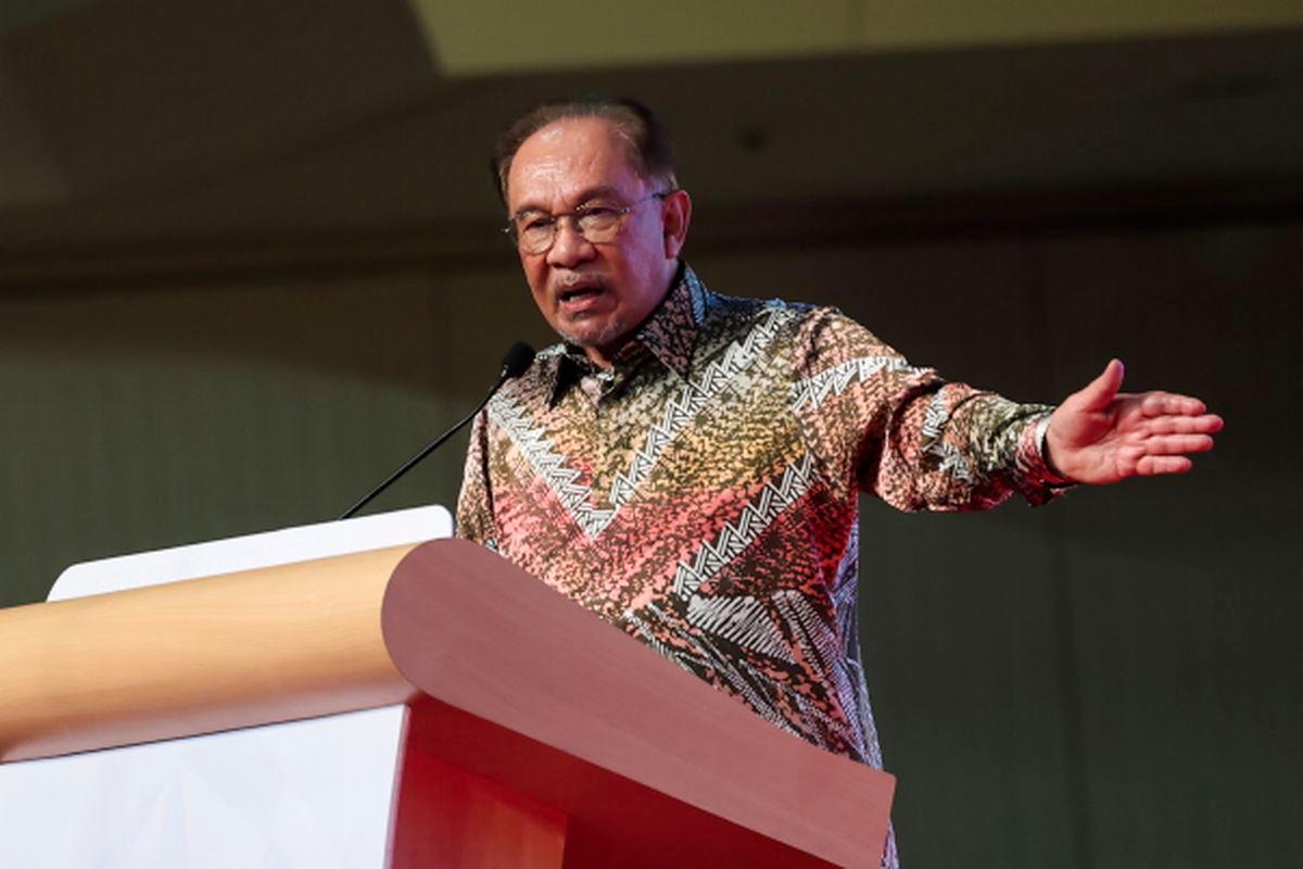 Prime Minister Datuk Seri Anwar Ibrahim delivers his speech at the highlight of the National Journalists’ Day (HAWANA) 2025 celebration, held at the World Trade Centre Kuala Lumpur (WTCKL) today. - BERNAMAPIX