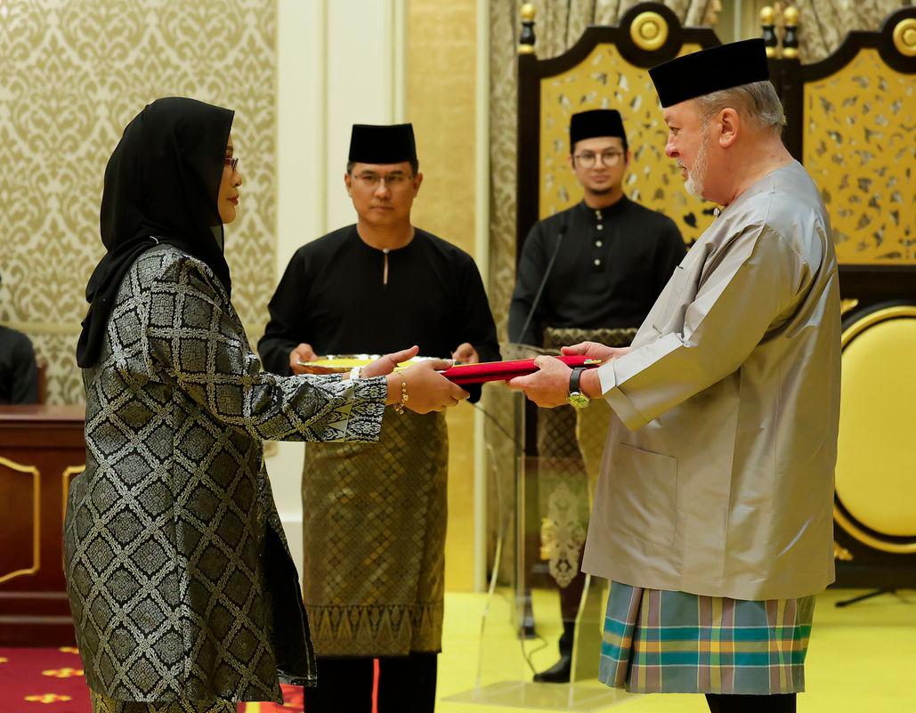 Yang di-Pertuan Agong Sultan Ibrahim berkenan menyampaikan watikah pelantikan kepada Duta Besar Malaysia ke Sepanyol, Haznah Md Hashim pada Istiadat Pengurniaan Watikah Pelantikan kepada bakal ketua-ketua perwakilan Malaysia ke luar negara di Istana Negara hari ini. - fotoBERNAMA