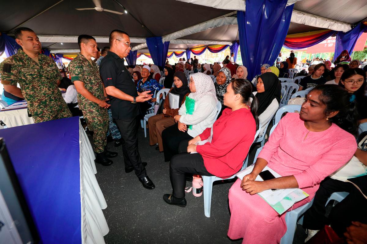 Ketua Pengarah Jabatan Latihan Khidmat Negara (JLKN) Datuk Ya'cob Samiran (tiga, kiri) menyantuni dengan para pelatih Program Latihan Khidmat Negara (PLKN) pada Sesi Lapor Diri Pelatih PLKN 3.0 Wiramuda Negara Siri 3/2025 di Kem Wataniah 515 Kuala Lumpur hari ini.-- - BERNAMA